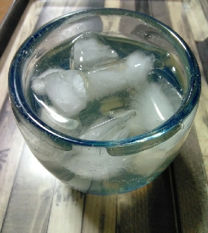写真下手だけどスーパーSALEで購入した琉球グラスで初めて飲んでみました♪檸檬水は飲むけど塩入り初かも！熱中症対策にいいですね✨レシピ感謝♡ではおやすみなさい☆