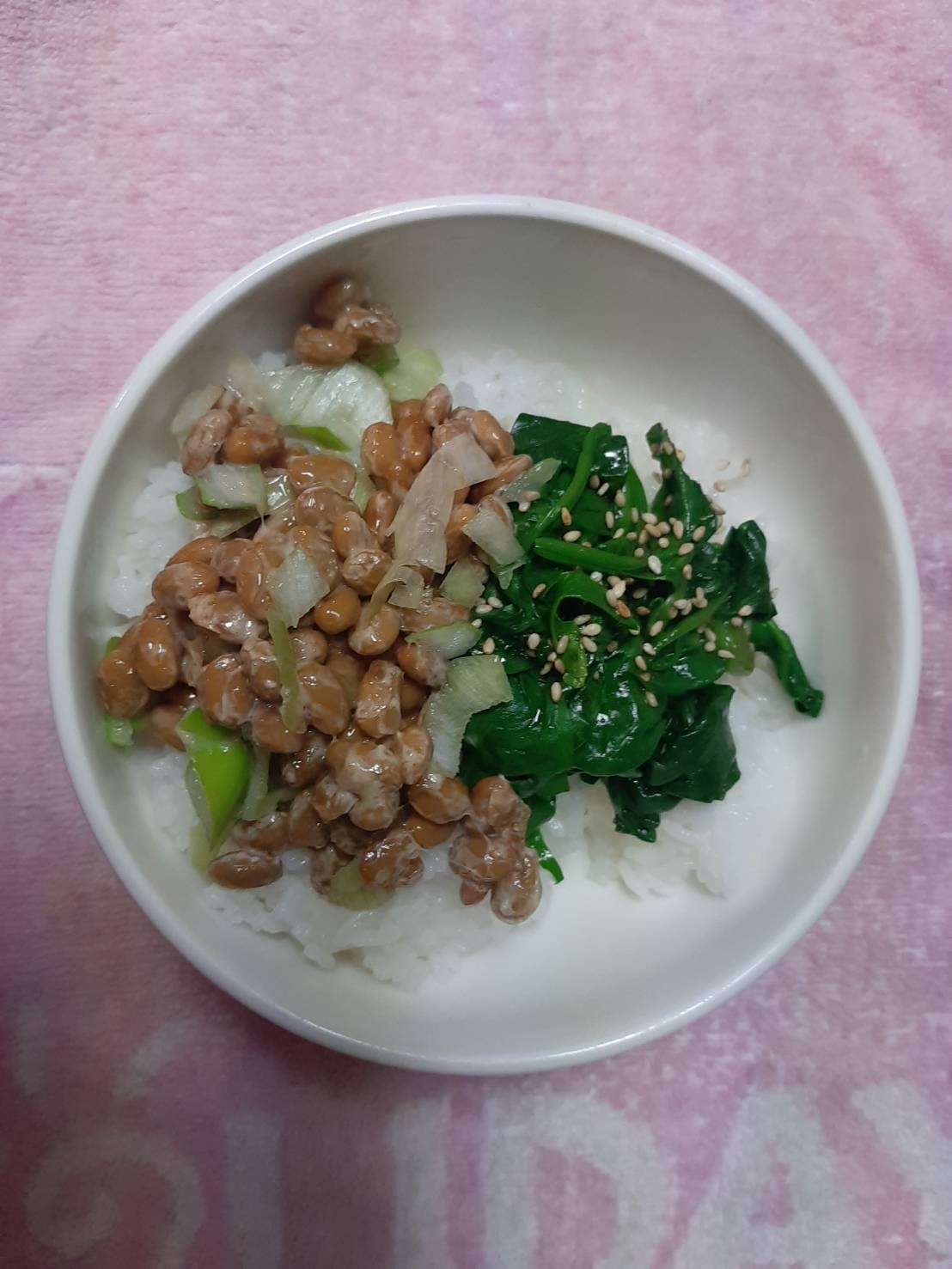 ほうれん草のごま和えのせた納豆丼