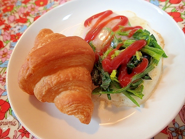 ほうれんチーズ目玉焼きとクロワッサンのワンプレート