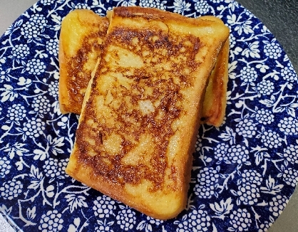 フレンチトースト食べたくて、作りましたヽ(〃´∀｀〃)ﾉあとのせのバターとはちみつは、我慢して(￣～￣；)
味が染みてて、とっても美味しかったです(о´∀`о)