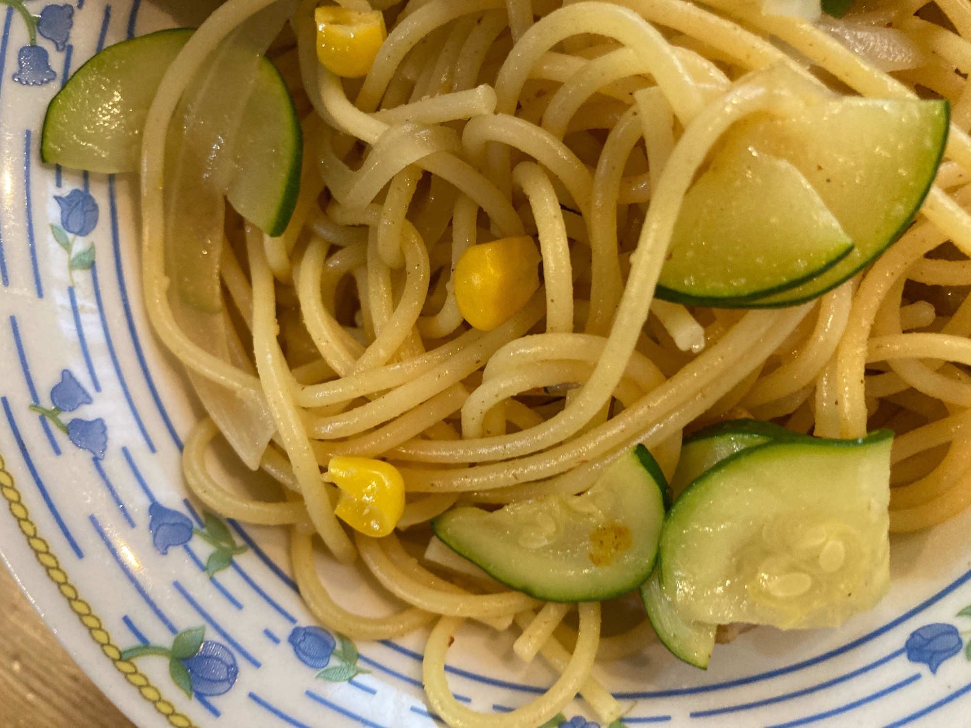 ズッキーニとベーコンとコーンのカレースパゲッティー