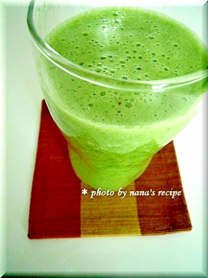 コップに入れられたパイナップルを使ったほうれん草スムージー