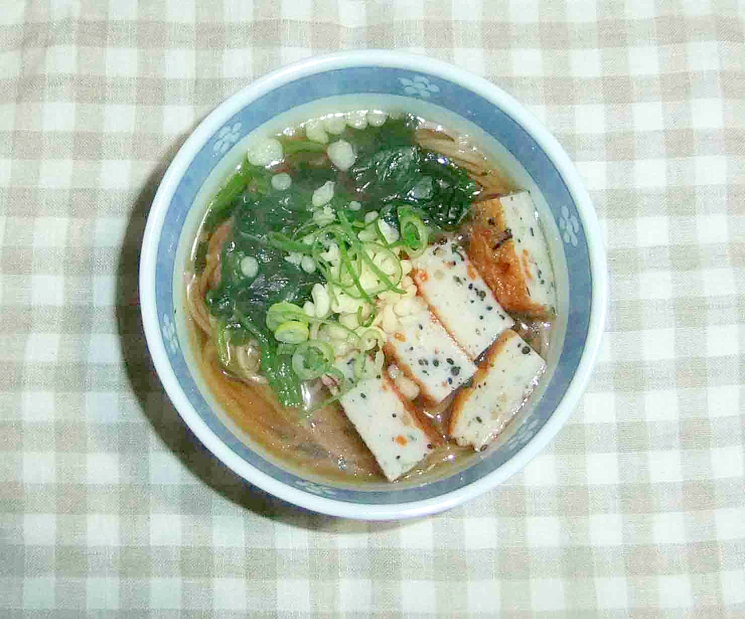 さつま揚げとほうれん草のお蕎麦