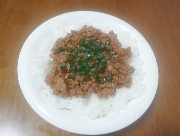 ご飯によくあう、肉味噌丼