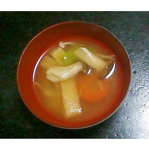 エリンギ・白菜・にんじん・えのき・油揚げの味噌汁