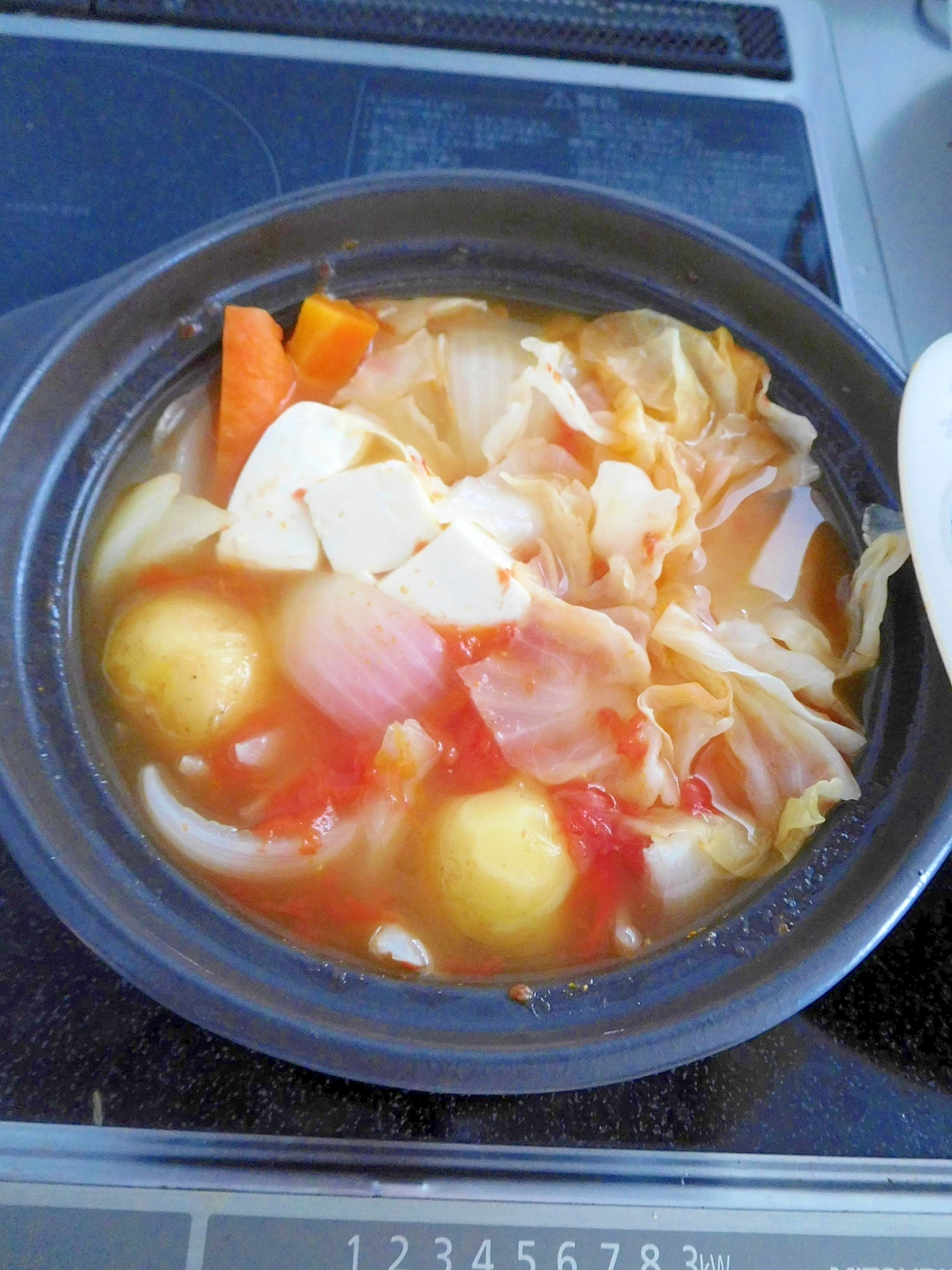 西のまるごと鍋☆野菜たっぷりトマト丸ごと鍋