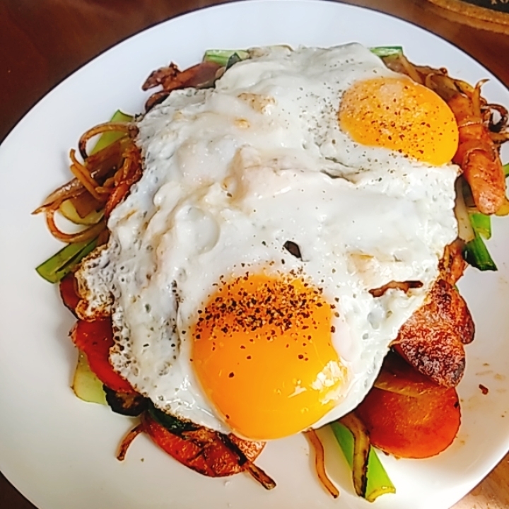 ウインナー　小松菜　人参の焼きそば目玉焼き乗せ