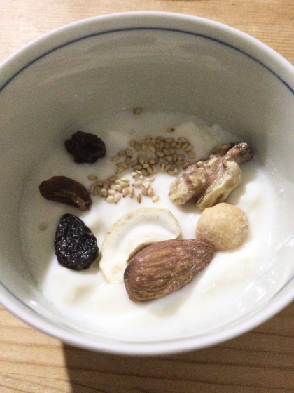 ナッツレーズン胡麻のヘルシーヨーグルト