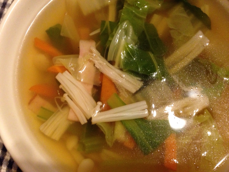 白菜と小松菜とえのきのコンソメスープ。