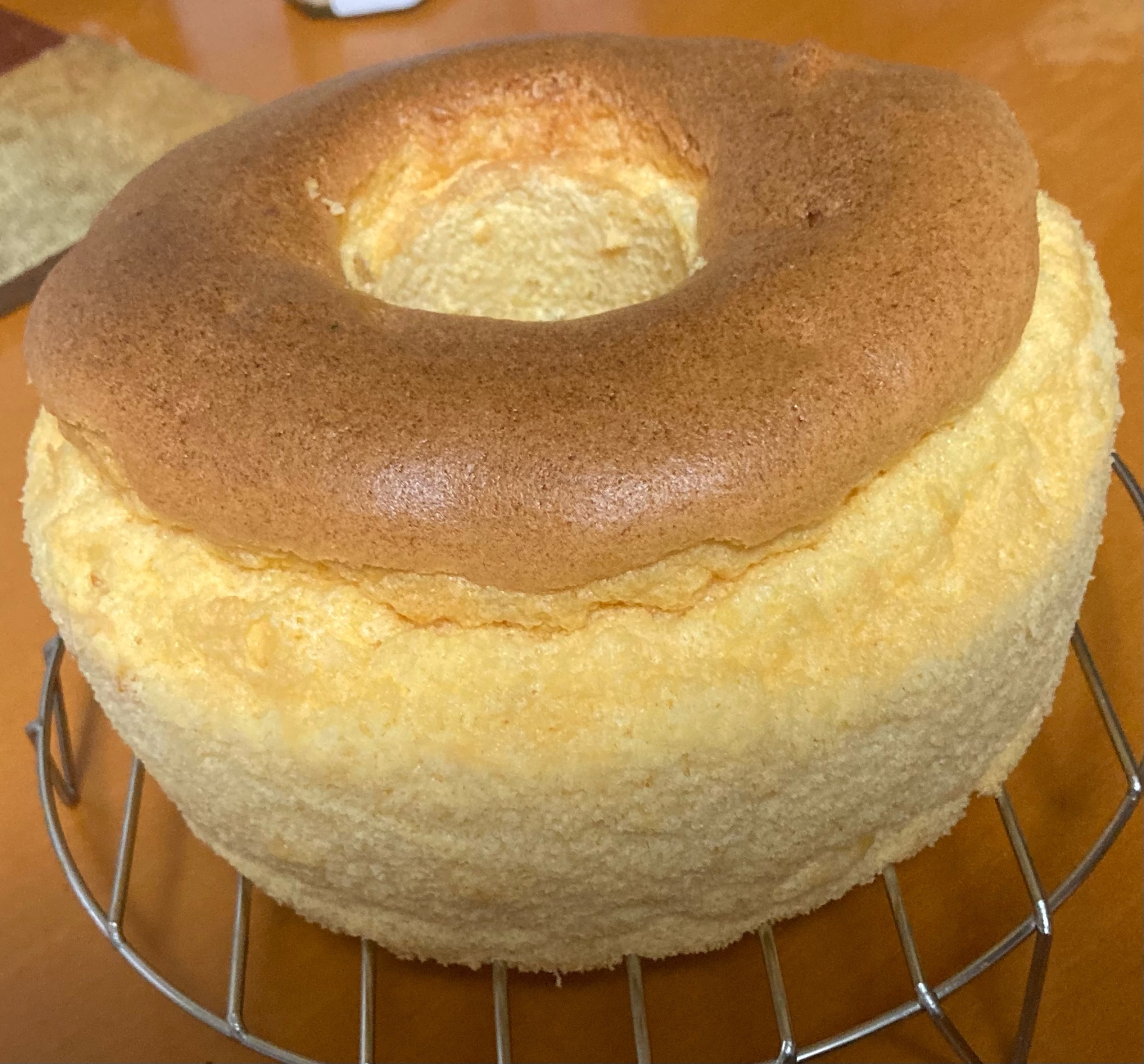 ケーキクーラーの上に置かれたゆずはちみつのシフォンケーキ