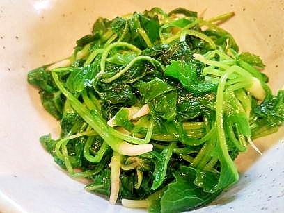 蕪の葉と　三つ葉の　おひたし