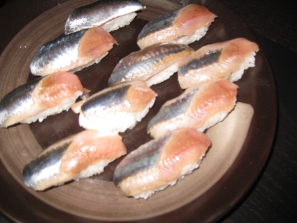 今回は秋刀魚です＾＾秋刀魚の刺身は細かく切ってあることがおおいので、まだ切っていないものを購入。半身を5つに切り分けました。しょうがを乗せて食べました♪