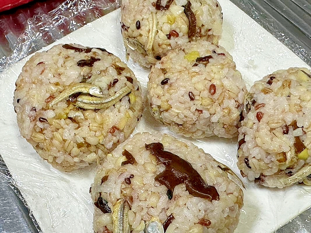 佃煮昆布とちりめんじゃこを雑穀ごはんに混ぜ混ぜ玉