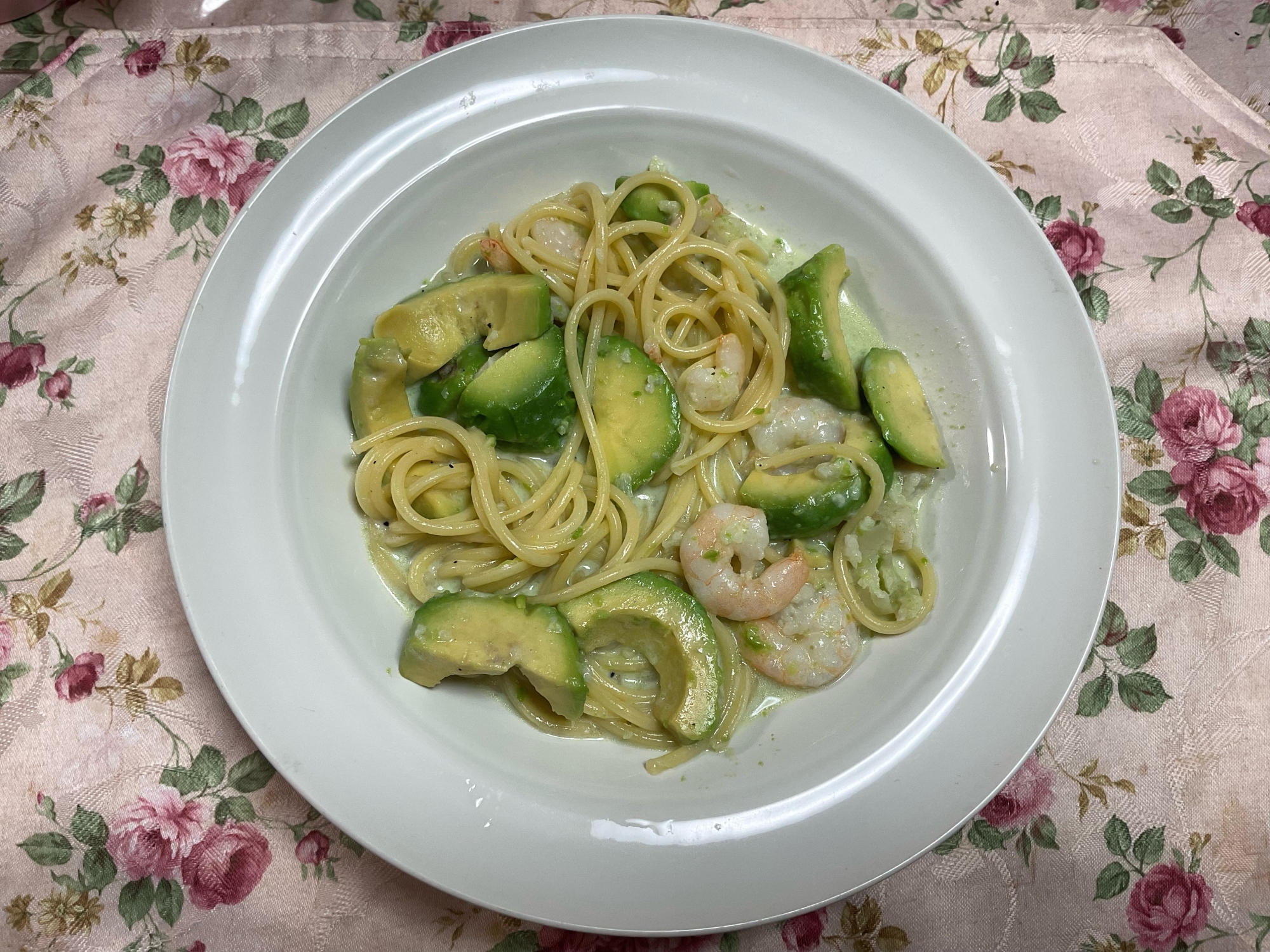 アボカドとエビの豆乳クリームパスタ
