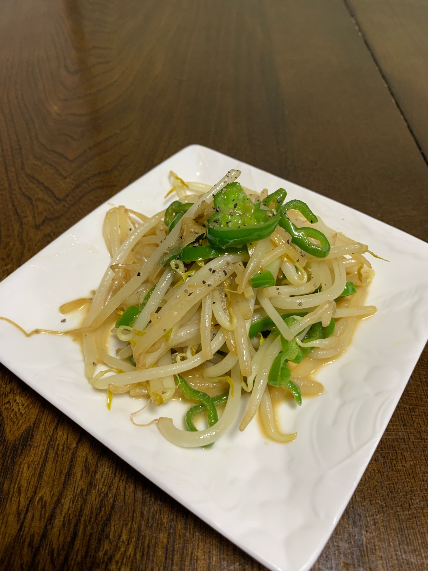 もやしとピーマンのニンニク醤油炒め