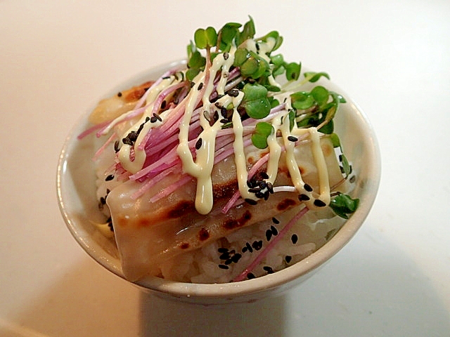 焼き餃子と紅かいわれ大根と黒ごまのご飯