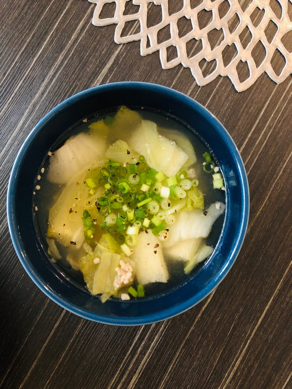 ひき肉とレタスと油揚げの中華スープ