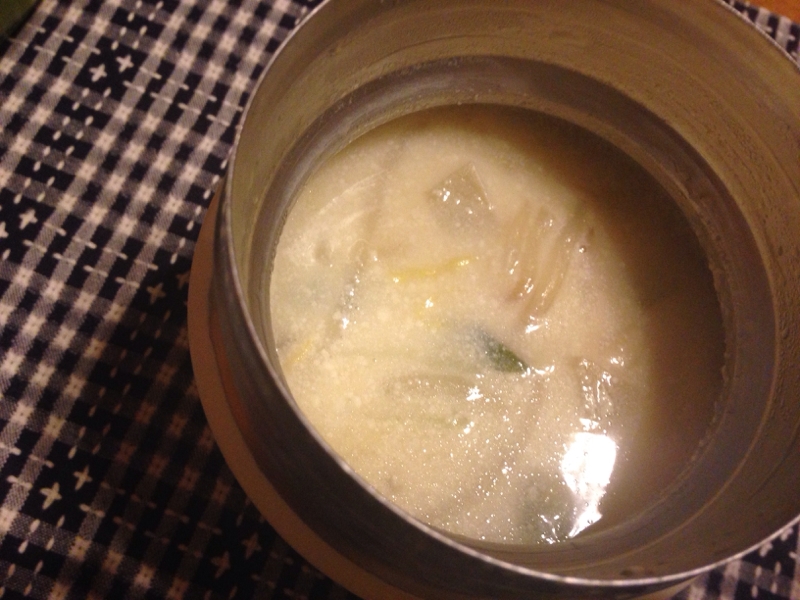 小松菜ともやしの豆乳コンソメスープ。