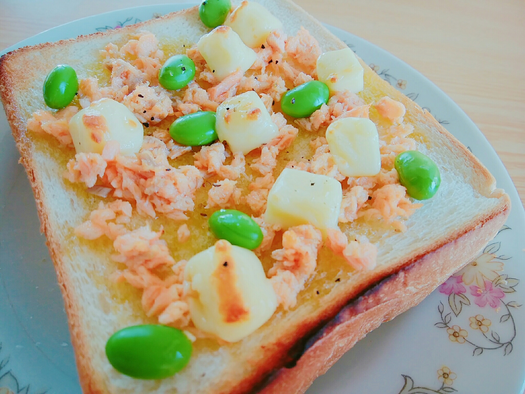 鮭と枝豆とベビーチーズのトースト