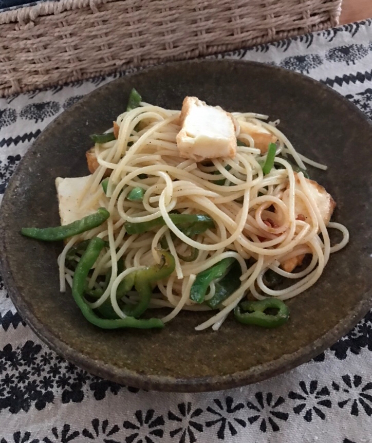 厚揚げとピーマンのピリ辛豆板醤パスタ