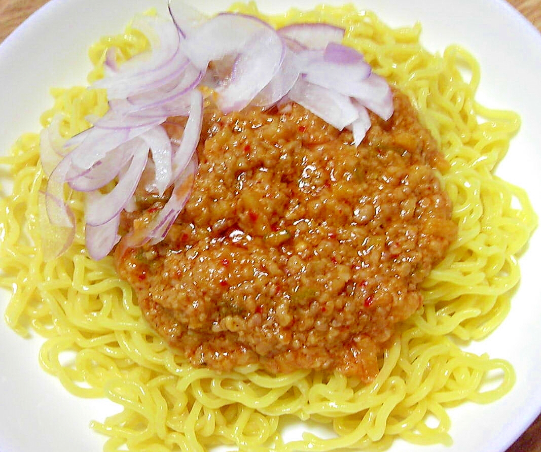 辛味が美味しい♪麺に絡みやすいジャージャー麺