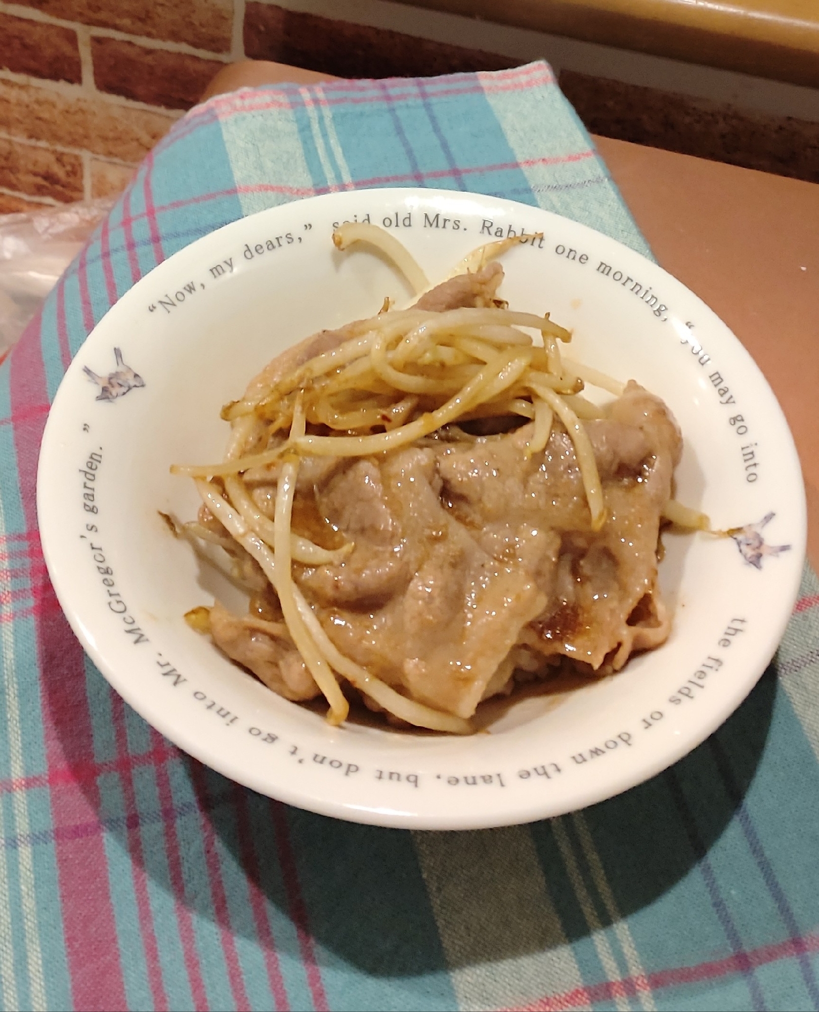 豚薄切りともやしの焼肉たれ丼