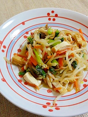 柄物の陶器に盛り付けた生揚げと野菜炒め