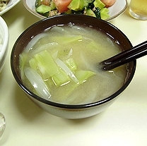 ブロッコリーの茎と玉ねぎの味噌汁