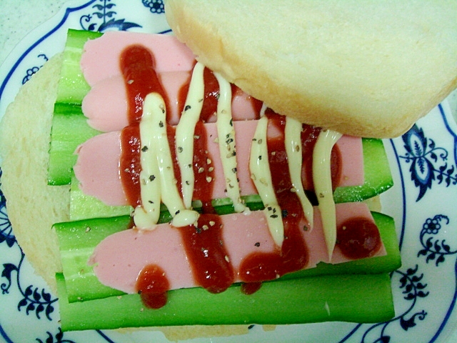 胡瓜＆魚肉ソーセージのサンド