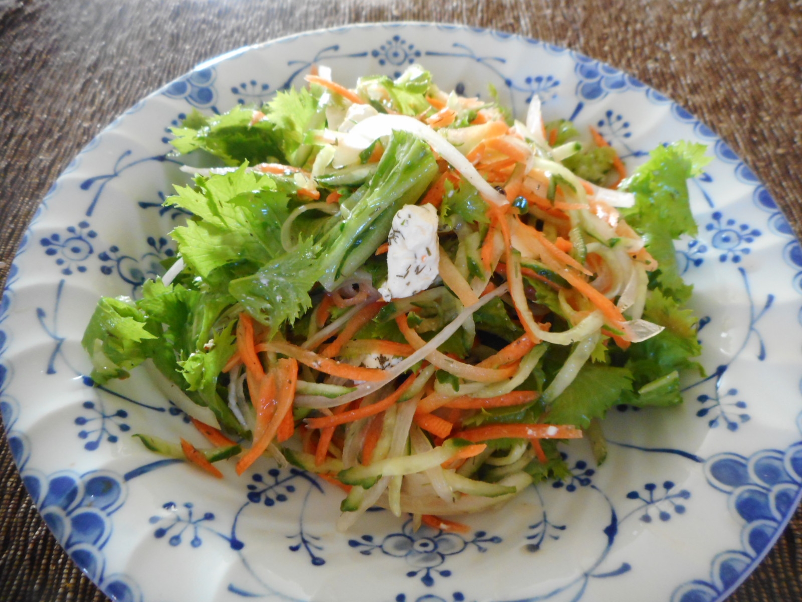 千切り野菜とわさび菜のディル風味サラダ