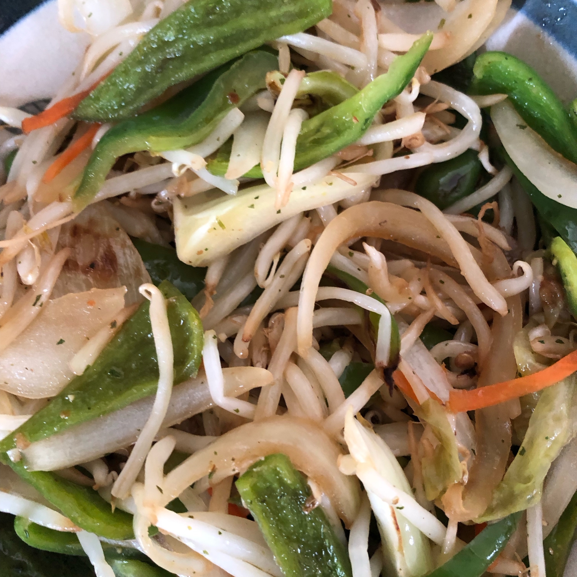 もやしと玉ねぎとピーマンの野菜炒め