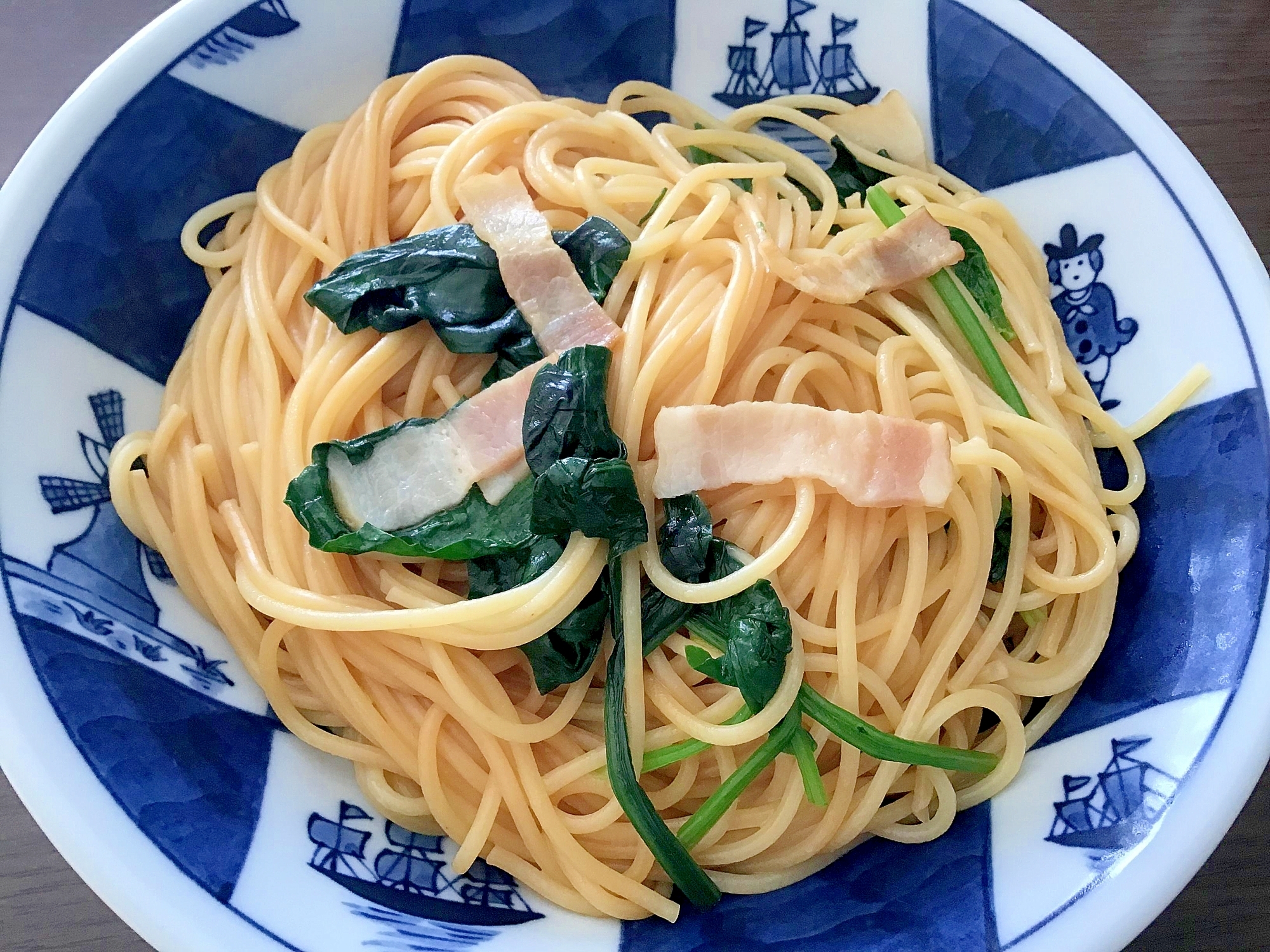 ほうれん草とベーコンのガーリックバター醤油パスタ