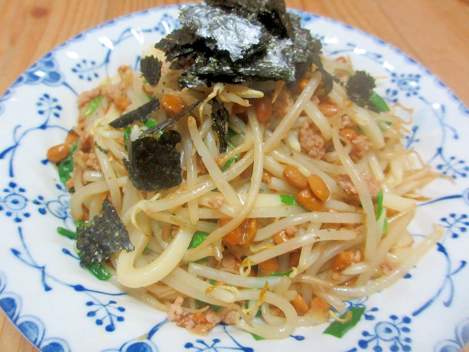 ひき肉、ニラ、もやしの納豆焼きうどん