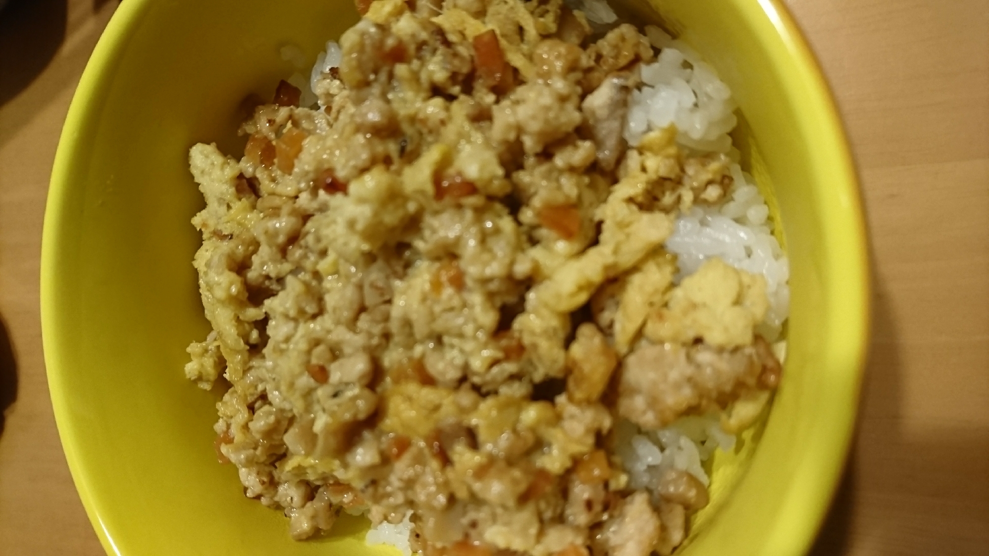 余ったそぼろで卵とじ丼