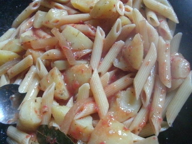 マカロニとジャガイモのトマトソース煮