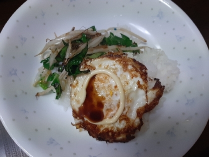 炒めたもやしのせた目玉焼き丼