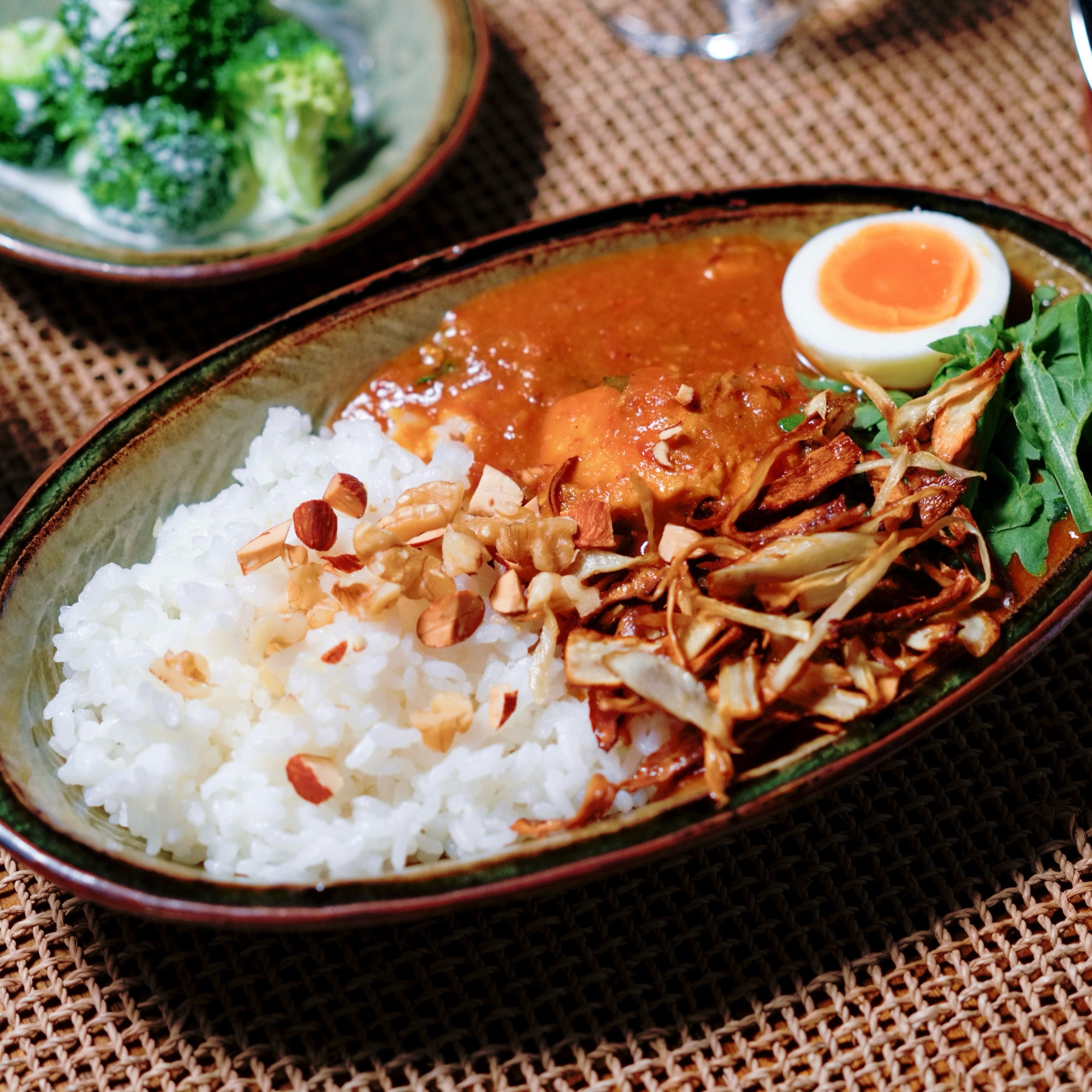 さばのハリッサカレー〜ごぼうチップス添え