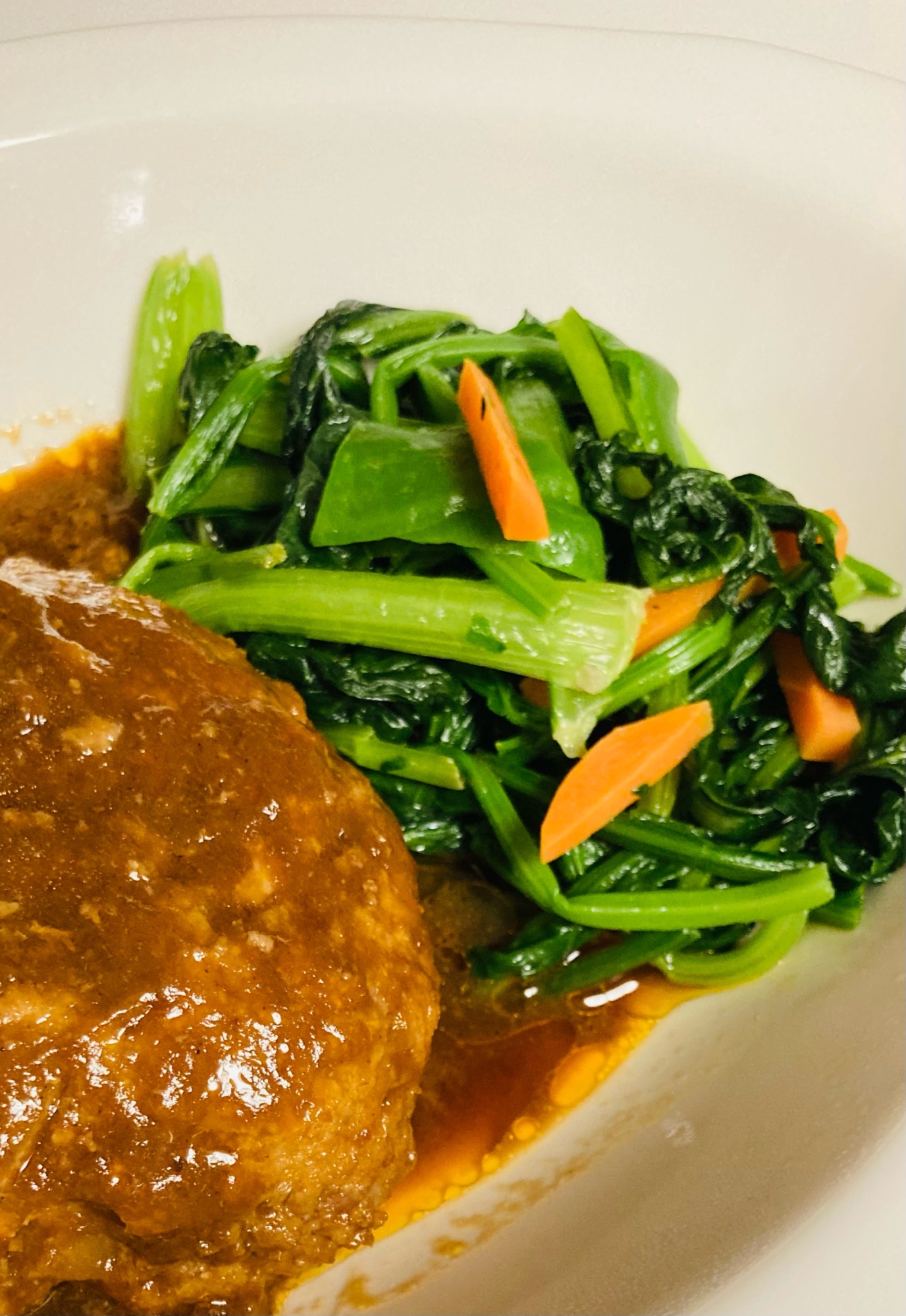 ハンバーグの付け合わせに すぐに出来る野菜炒め