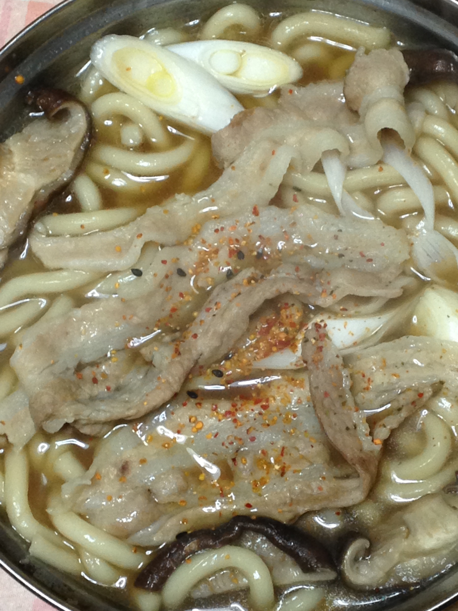 豚バラ、椎茸、ネギの煮込みうどん