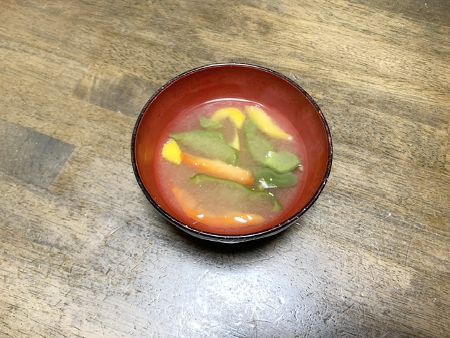 味噌汁レシピ　ピーマンとパプリカの味噌汁