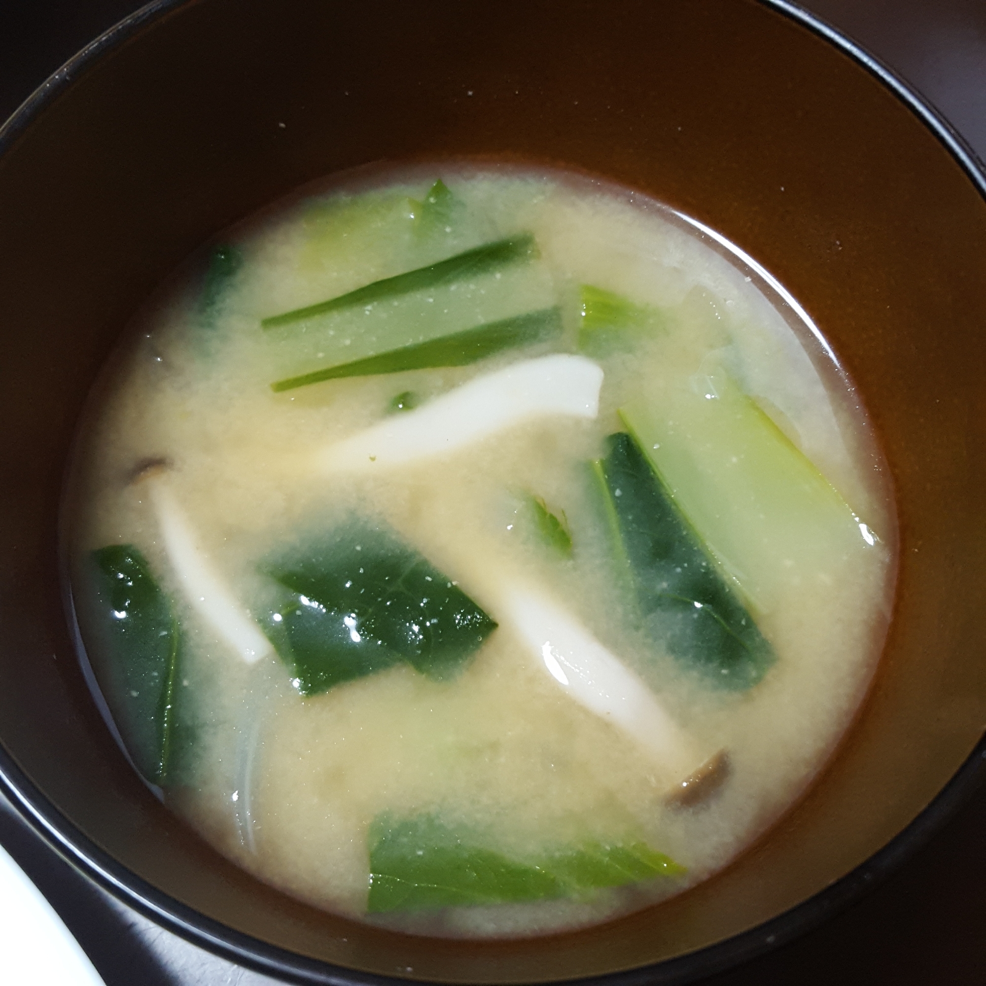 小松菜、玉ねぎ、しめじの味噌汁
