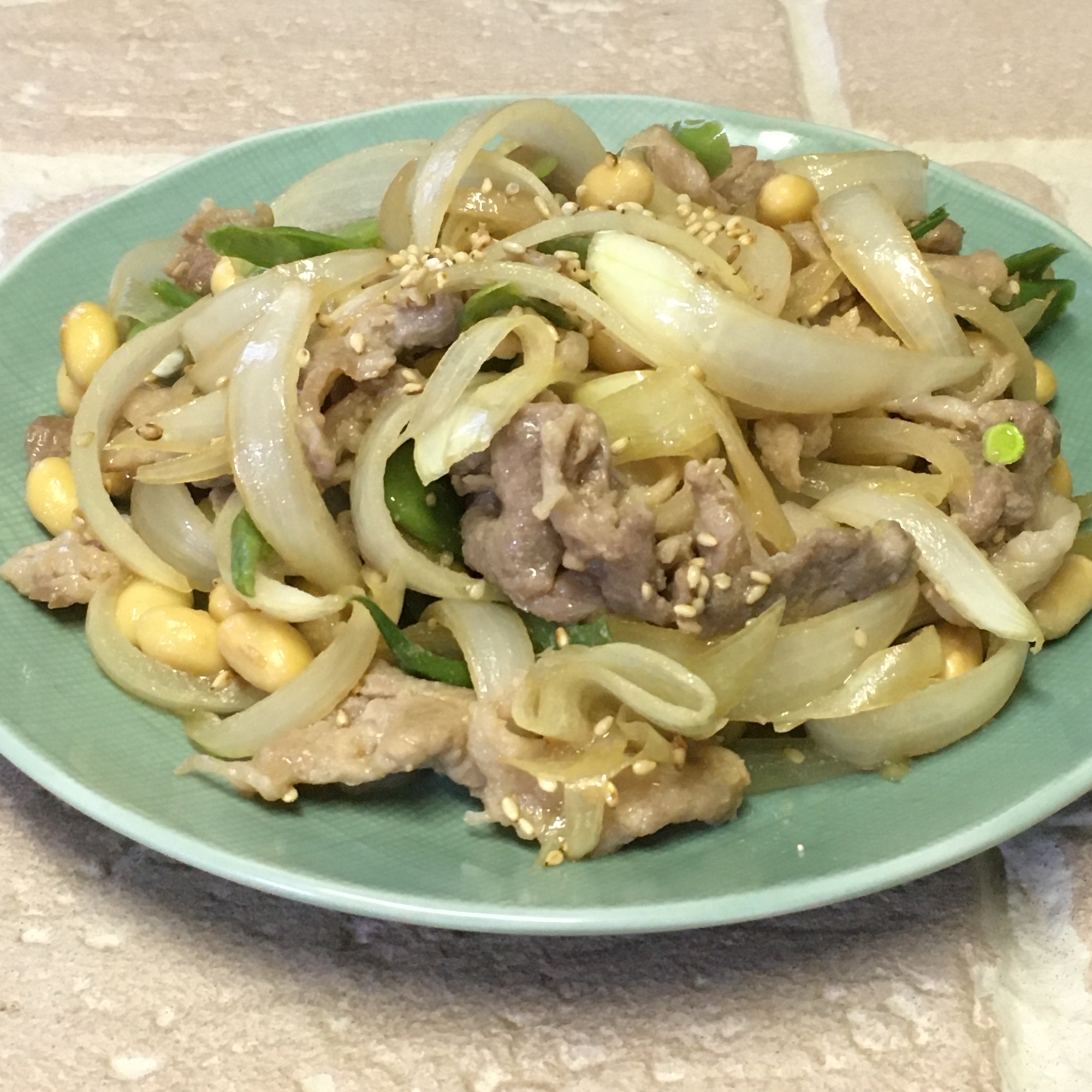 豚肉と玉ねぎと大豆のからししょう油炒め♪