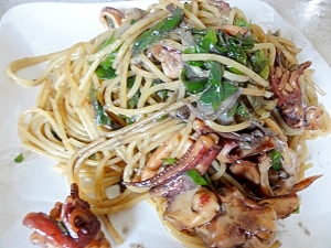 皿に盛りつけられたいかの沖漬けのパスタ