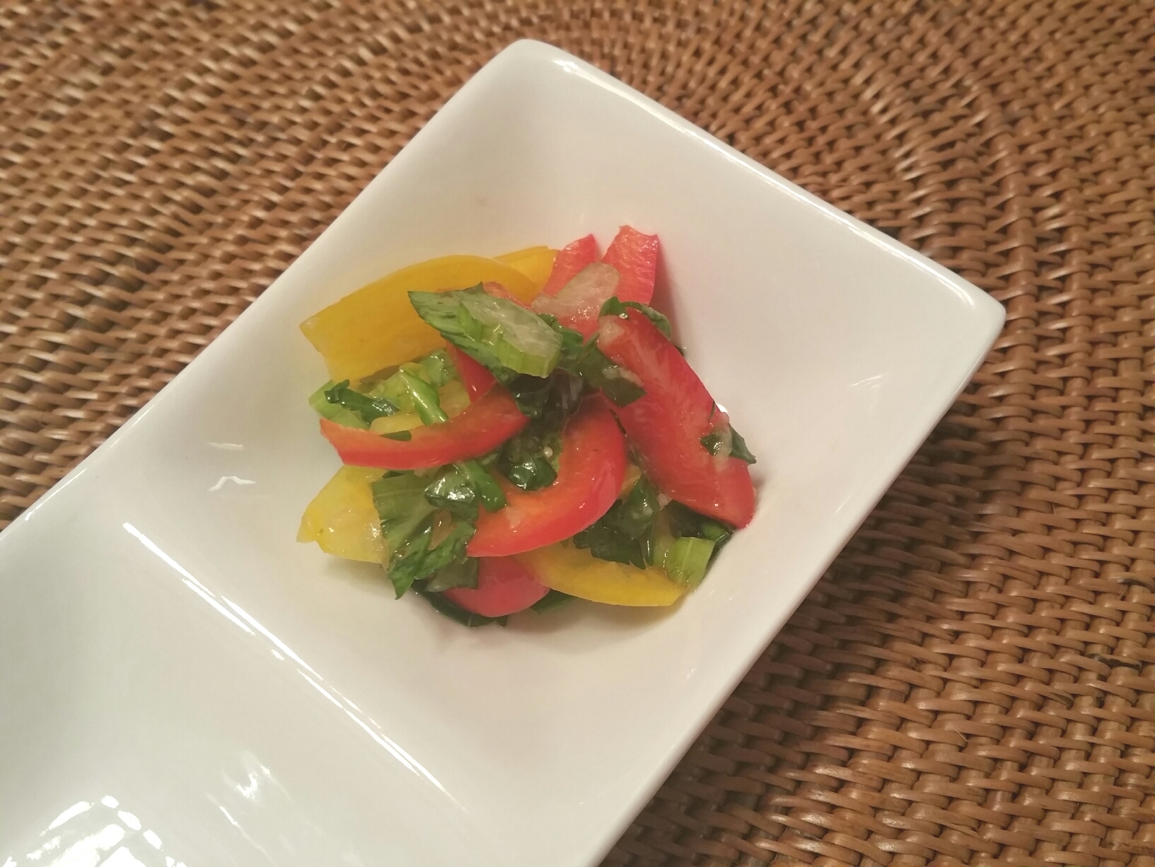 セロリの葉っぱ パプリカのアルガンオイルサラダ レシピ 作り方 By とうま1012 楽天レシピ