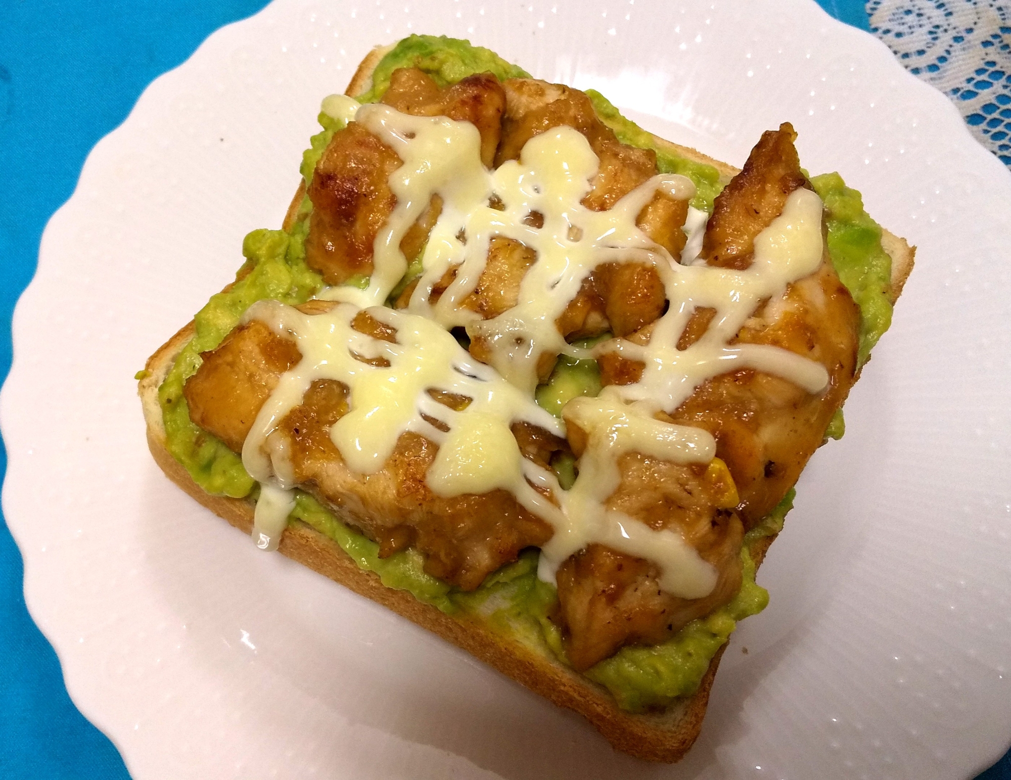 照り焼きチキンとアボカドのトースト