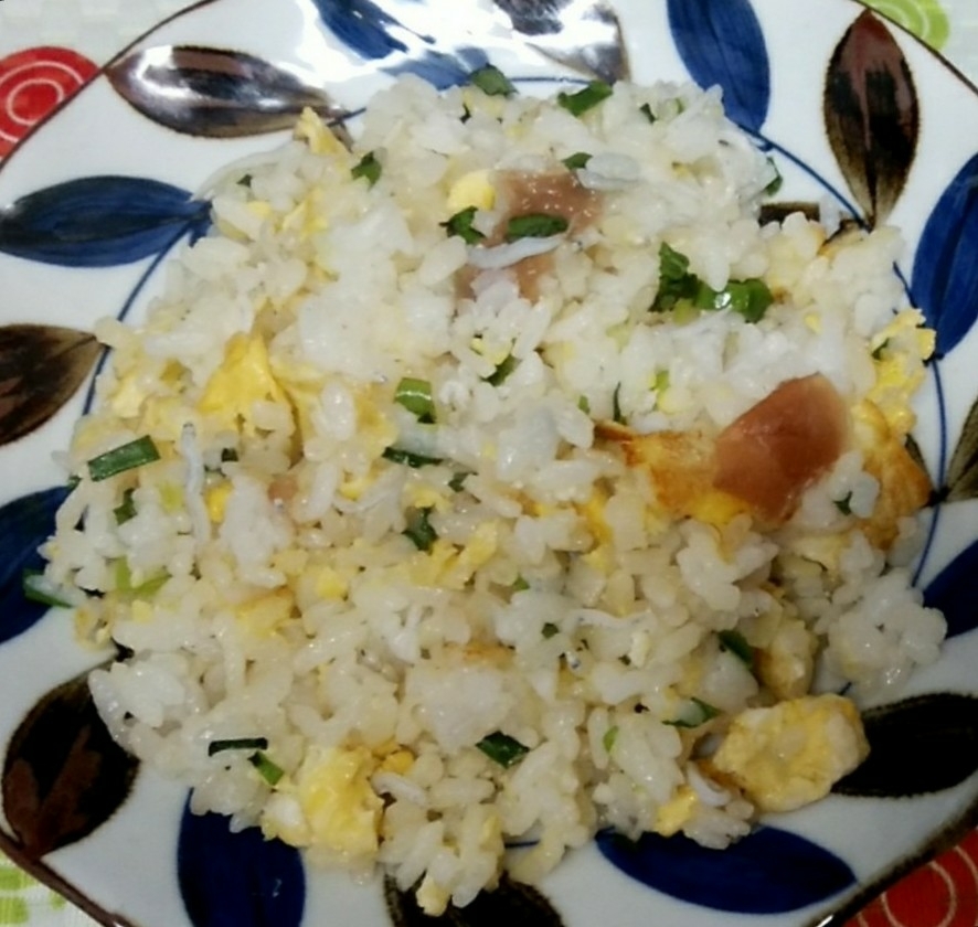 朝ご飯に✨梅としらすと卵のチャーハン♥