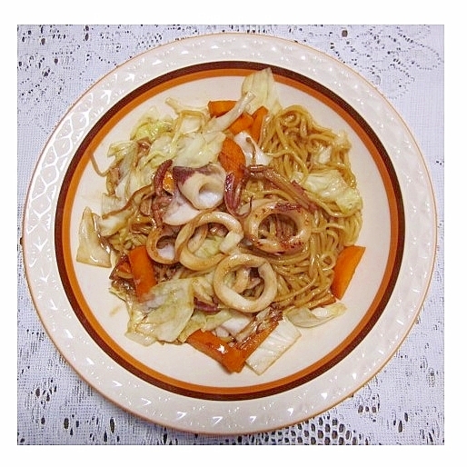 ソース焼きそば（にんじん・キャベツ・イカ）