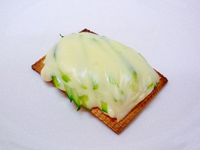 きゅうりチーズの大麦クラッカー