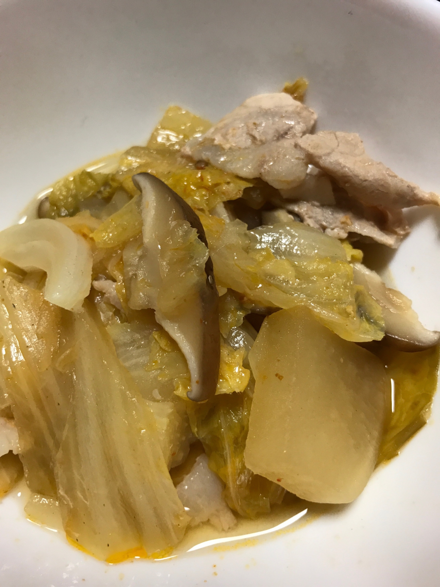 豚バラ肉と白菜と椎茸と新玉ねぎの大根のキムチ鍋