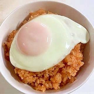 ケチャップライス　目玉焼のせ